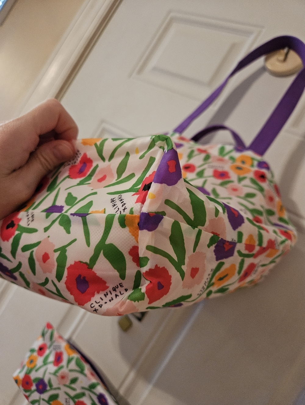 Clinique Reversible Floral Tote + A Cosmetic Bag - Picture 11 of 17